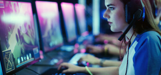 Pige der spiller computer
